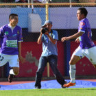 Limbert Mndez (i) marc el primer gol en el triunfo de Real Potos ayer, sobre Wilstermann, en el estadio Flix Capriles de Cochabamba.