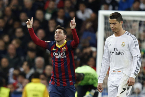 El argentino Lionel Messi (i) celebra el cuarto gol del Barcelona, ante la tristeza del portugus Cristiano Ronaldo.