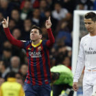 El argentino Lionel Messi (i) celebra el cuarto gol del Barcelona, ante la tristeza del portugus Cristiano Ronaldo.