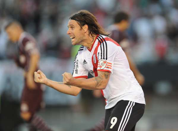 Fernando Cavenaghi marc el primer gol en el triunfo de River Plate.