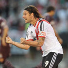 Fernando Cavenaghi marc el primer gol en el triunfo de River Plate.