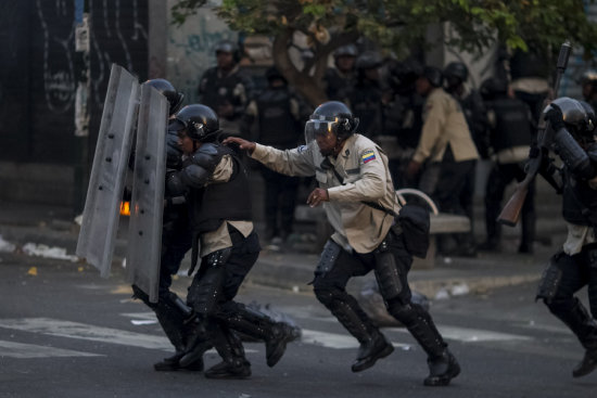 CONFLICTO. La Polica venezolana trata de frenar las protestas ciudadanas contra el Gobierno.