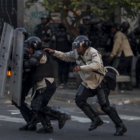 CONFLICTO. La Polica venezolana trata de frenar las protestas ciudadanas contra el Gobierno.