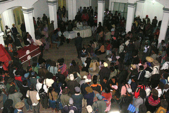 ASAMBLEA. Comunarios de la zona de Ro Chico y autoridades municipales se reunieron en el patio de la Alcalda