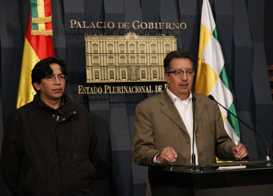 COMPROMISO. El presidente de la ABC, Antonio Mullisaca, y el ministro de Obras Pblicas, Vladimir Snchez, en conferencia de prensa, ayer.