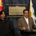 COMPROMISO. El presidente de la ABC, Antonio Mullisaca, y el ministro de Obras Pblicas, Vladimir Snchez, en conferencia de prensa, ayer.