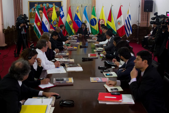 EXPLICACIN. El presidente venezolano Nicols Maduro (c) participa de una reunin con los cancilleres de la Unasur que visitan Caracas.