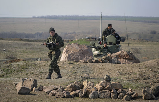 TENSIN. Soldados ucranianos hacen guardia cerca de un puesto fronterizo con Rusia.