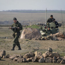 TENSIN. Soldados ucranianos hacen guardia cerca de un puesto fronterizo con Rusia.