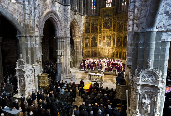 EMOTIVO. Un momento del funeral de Adolfo Surez en la Catedral de vila.