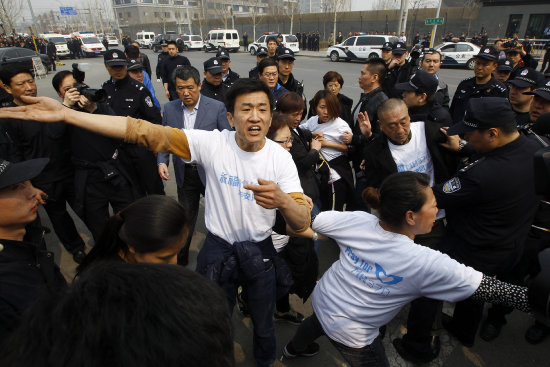 RECHAZO. Familiares de los pasajeros del vuelo MH370 protestan en Pekn.