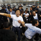 RECHAZO. Familiares de los pasajeros del vuelo MH370 protestan en Pekn.