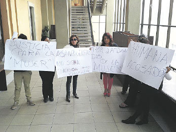 PROTESTA. Siani y un grupo de mujeres piden a Humana que se defienda desde el llano.