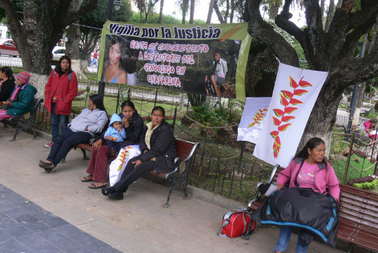 PROTESTA. Las mujeres indgenas, despus de pedir justicia en la Fiscala, trasladaron su movilizacin a la plaza 25 de Mayo.