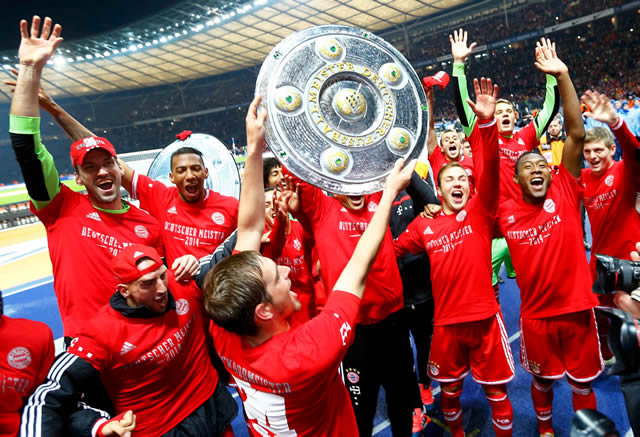 Los jugadores del Bayern celebran con una imitacin del escudo del ttulo.