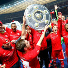 Los jugadores del Bayern celebran con una imitacin del escudo del ttulo.