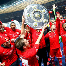 Los jugadores del Bayern celebran con una imitacin del escudo del ttulo.