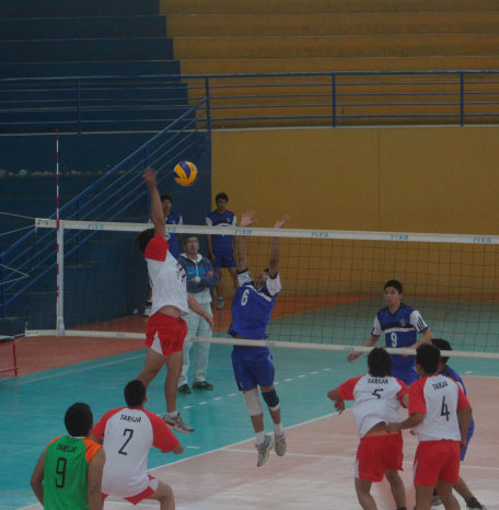 Una escena del partido que jugaron Olympic de Tarija e Ingenieros de Cochabamba; abajo, el partido de Dnamo frente a UCB de La Paz.