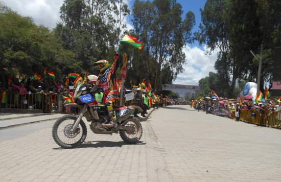 En la pasada versin del Rally Dakar 2014, Bolivia fue parte de la ruta de las motocicletas y cuadriciclos; en la foto, Juan Carlos Salvatierra y su paso por la ciudad de Tupiza.