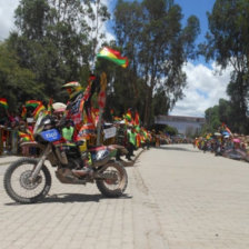 En la pasada versin del Rally Dakar 2014, Bolivia fue parte de la ruta de las motocicletas y cuadriciclos; en la foto, Juan Carlos Salvatierra y su paso por la ciudad de Tupiza.