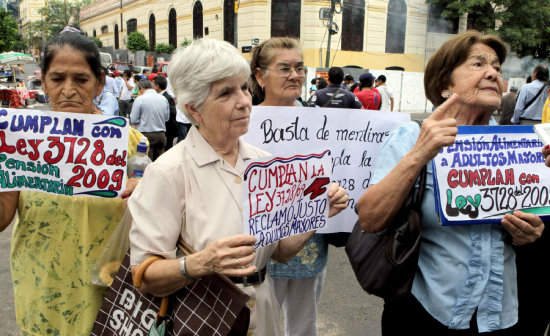 MARCHA. Mujeres de la tercera edad durante una manifestacin en Asuncin.