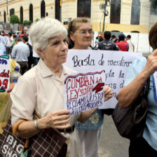 MARCHA. Mujeres de la tercera edad durante una manifestacin en Asuncin.