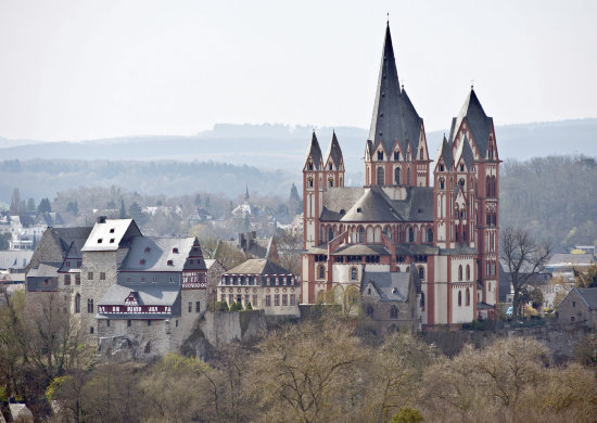 RESIDENCIA. La construccin est ubicada (izda.) junto a la Catedral de Limburg.