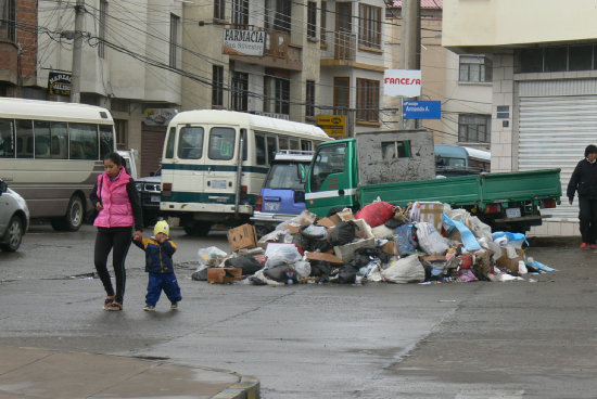 ATENCIN. La presencia de promontorios de basura en diferentes calles y avenidas de la ciudad representa un riesgo para la salud de las personas.