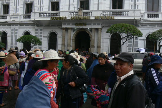 PROTESTA. Vecinos llegaron hasta la Alcalda de Sucre para reclamar atencin a demandas.