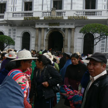 PROTESTA. Vecinos llegaron hasta la Alcalda de Sucre para reclamar atencin a demandas.