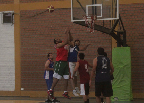 El norteamericano Wallace Samuel y Fernando Palma disputan la pelota.