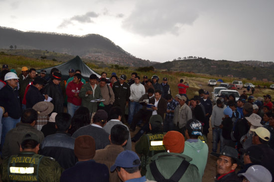 ACUERDO: Autoridades locales y comunarios de la zona de Ro Chico instalaron el dilogo en el punto del bloqueo.