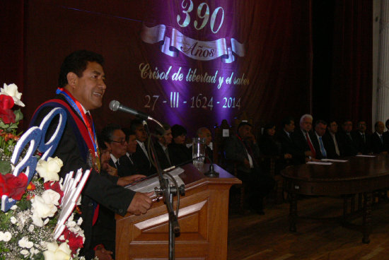 ACTO. Autoridades, docentes, estudiantes y administrativos le rindieron su homenaje a la Universidad San Francisco Xavier en el Gran Mariscal.