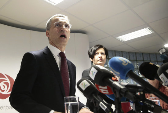 NOMBRAMIENTO. Jens Stoltenberg (i) comparece en una rueda de prensa en Oslo, ayer.