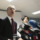 NOMBRAMIENTO. Jens Stoltenberg (i) comparece en una rueda de prensa en Oslo, ayer.