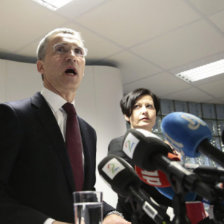 NOMBRAMIENTO. Jens Stoltenberg (i) comparece en una rueda de prensa en Oslo, ayer.