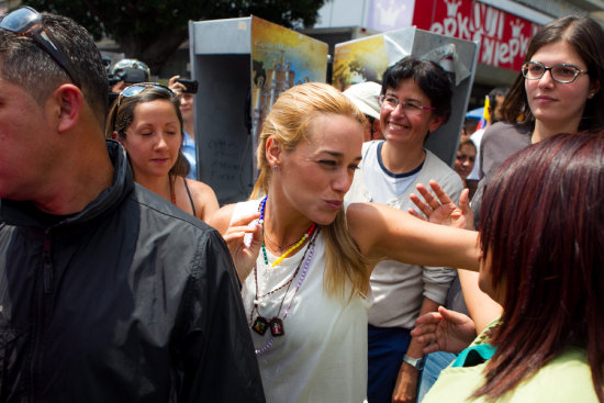 APELACIN. Lilian Tintori (c), esposa de Leopoldo Lopez, recibe el apoyo de sus seguidores.