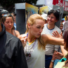 APELACIN. Lilian Tintori (c), esposa de Leopoldo Lopez, recibe el apoyo de sus seguidores.