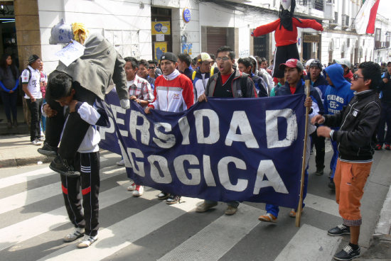 EXIGENCIA. La marcha recorri las calles de la ciudad y lleg a la plaza 25 de Mayo.