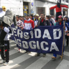 EXIGENCIA. La marcha recorri las calles de la ciudad y lleg a la plaza 25 de Mayo.