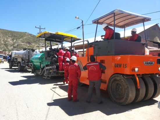 MAQUINARIA. Carro imprimador, terminadora de asfalto y compactador neumtico.