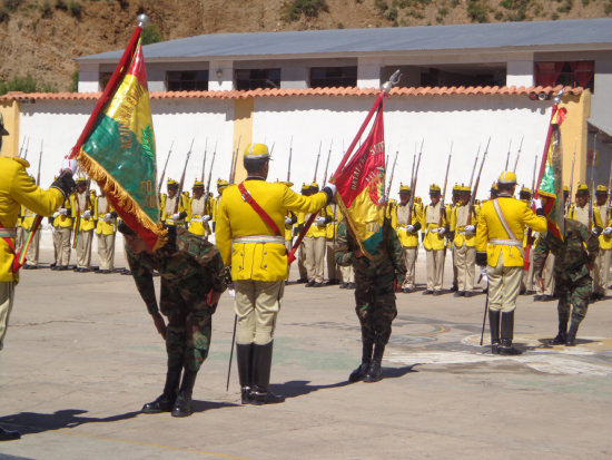 SOLDADOS. Juraron frente a la Bandera.