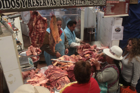 MERCADO. La carne de res no escasea en Sucre, pero algunas vendedoras empiezan a elevar el precio aparentemente sin motivo.