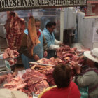 MERCADO. La carne de res no escasea en Sucre, pero algunas vendedoras empiezan a elevar el precio aparentemente sin motivo.