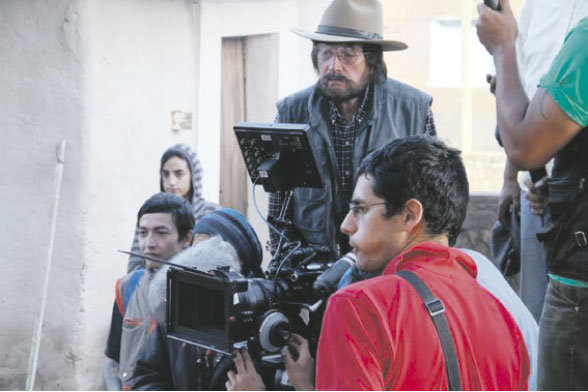 PRODUCCIN. Jorge Sanjines en pleno proceso de filmacin, el director y guionista ms representativo del cine boliviano.