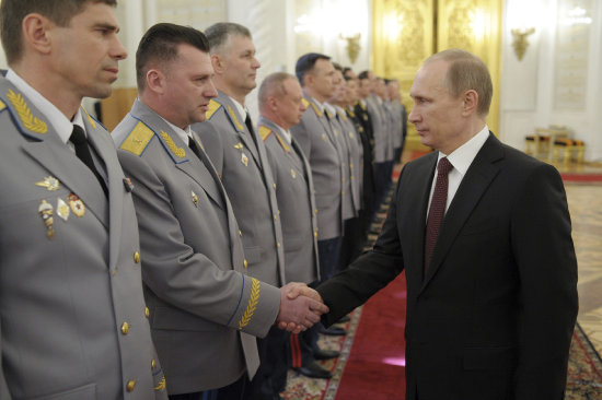 CONFLICTO. Vladmir Putin saluda a jefes militares y policiales reunidos durante un acto oficial celebrado en la capital rusa.