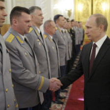 CONFLICTO. Vladmir Putin saluda a jefes militares y policiales reunidos durante un acto oficial celebrado en la capital rusa.