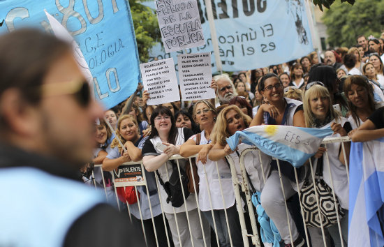 HUELGA. Docentes argentinos movilizados.