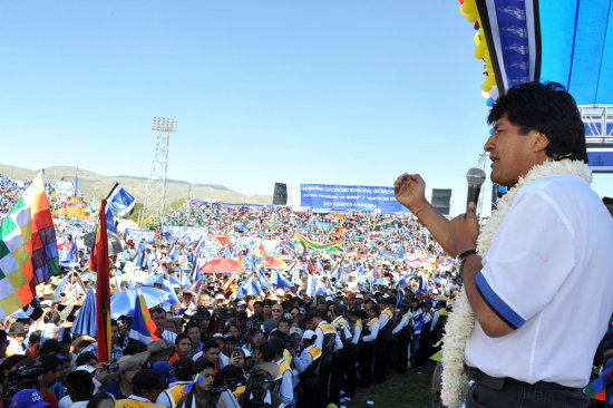 FIESTA. El presidente Evo Morales celebra el 19 aniversario de su partido en Sacaba (Cochabamba) junto con sus seguidores.