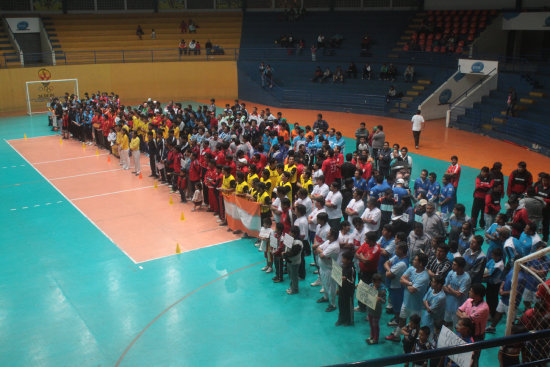 Un panorama del acto inaugural; abajo, el equipo de Correo del Sur, tercero en la categora Segundas de Ascenso.